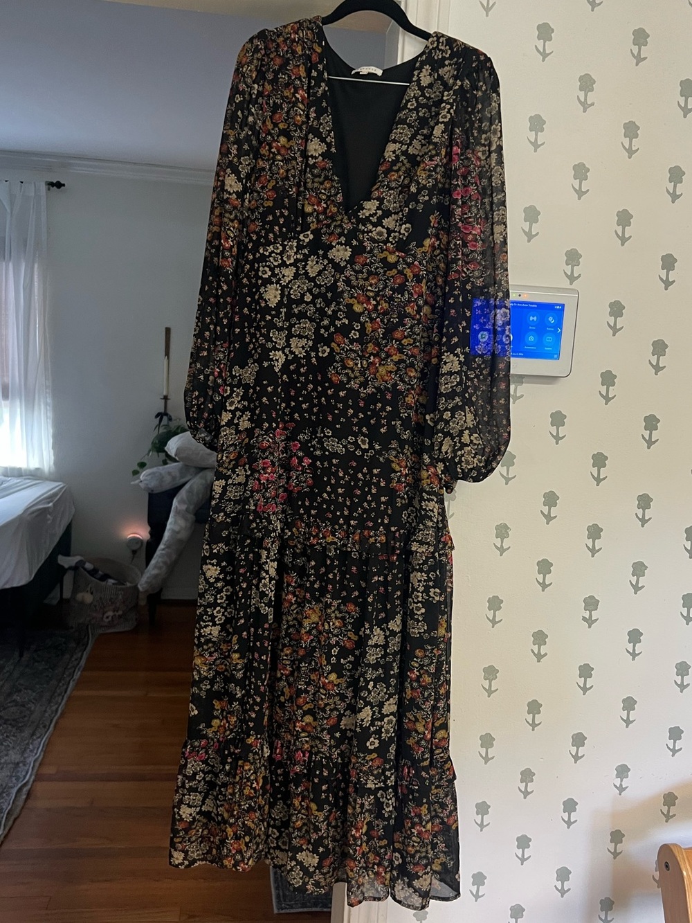 Shop Henly Baevely long sleeve maxi dress black florals - Picture 3 of 10